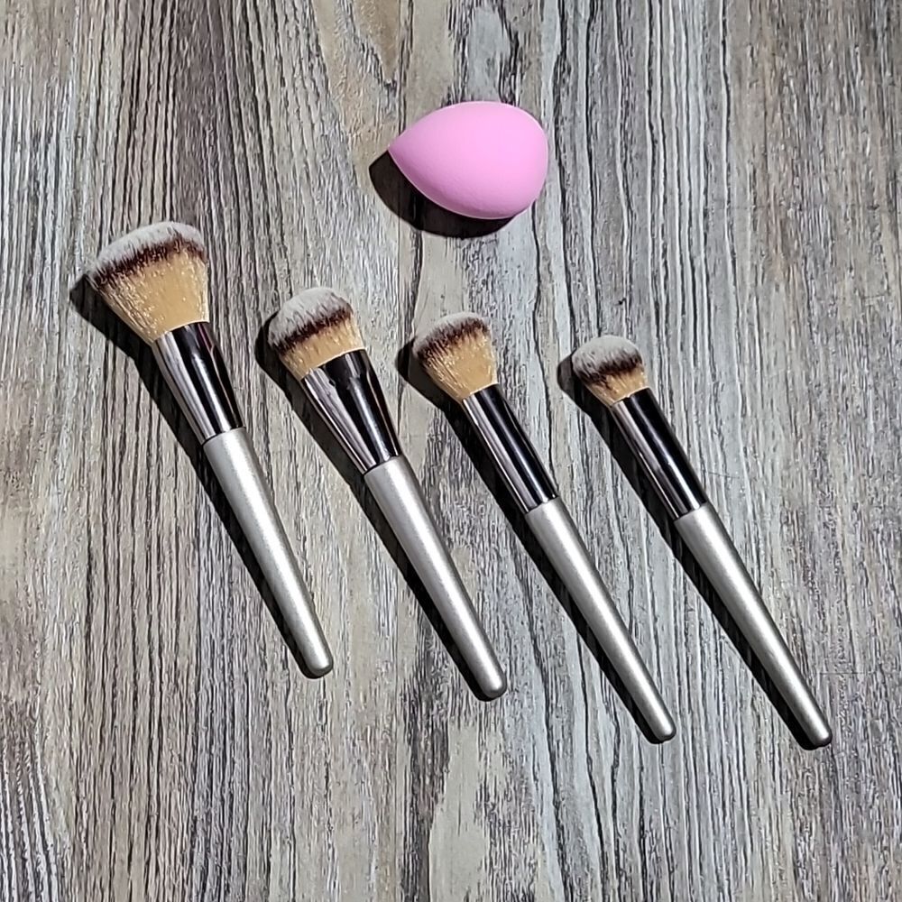 New Makeup Brushes Set of 4 with Sponge